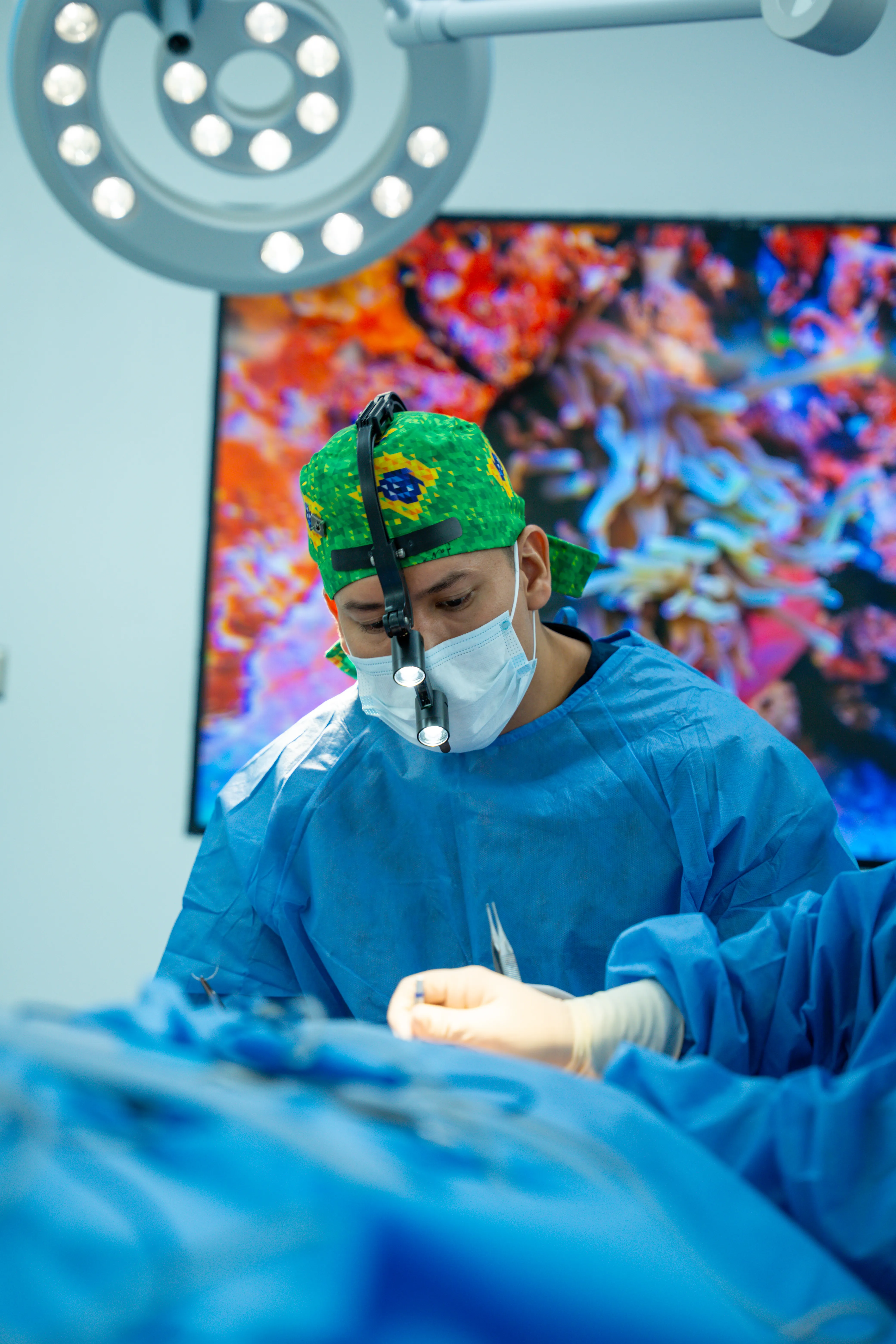Dr. José Luis Rodríguez en quirófano durante una cirugía facial